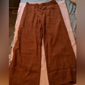 Retro style wide leg with front patch pockets. Thin corduroy. Trendy rust color